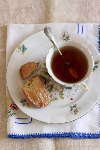 Madeleine et une tasse de thé — Photo