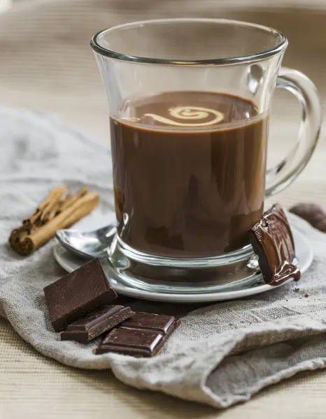 Chocolate caliente en taza de vidrio — Foto de Stock