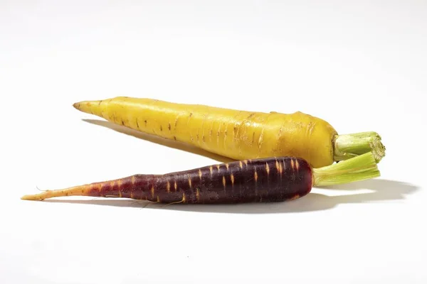 Fioletowy i żółty marchewki — Zdjęcie stockowe