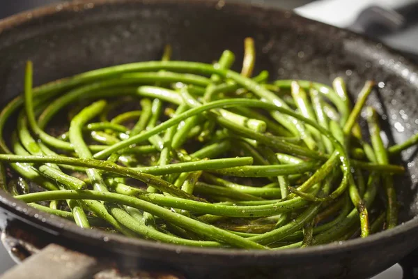 Fried garlic stems — Stock Photo, Image