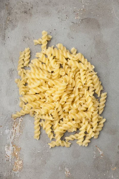 Dry uncooked pile of fusilli pasta — Stock Photo, Image
