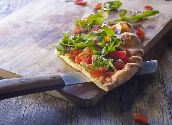 Rebanada de pan de pizza con tomates — Foto de Stock