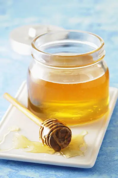 Honey in glass jar — Stock Photo, Image