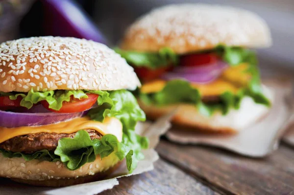 Hamburguesas de queso con cebolla y papas fritas —  Fotos de Stock