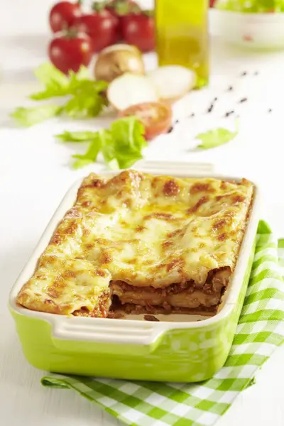 Tagli la bologna di lasagne — Foto Stock