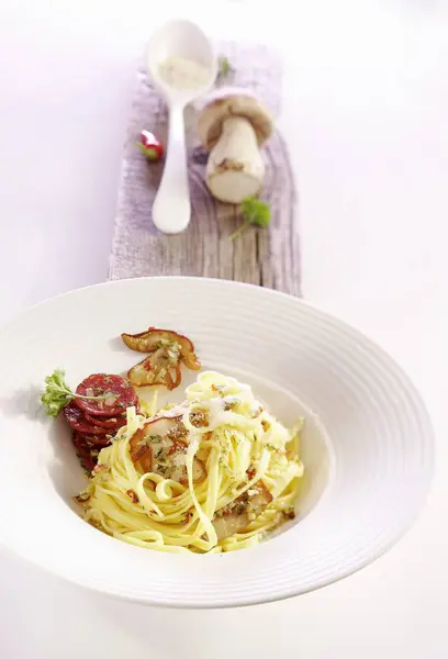 Fettuccine pasta with porcini mushrooms — Stock Photo, Image