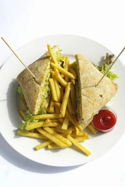 Club sandwich met chips — Stockfoto