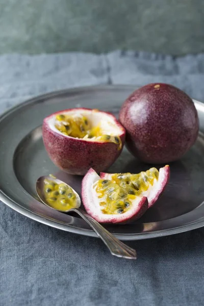 Fresh sliced Passionfruits — Stock Photo, Image