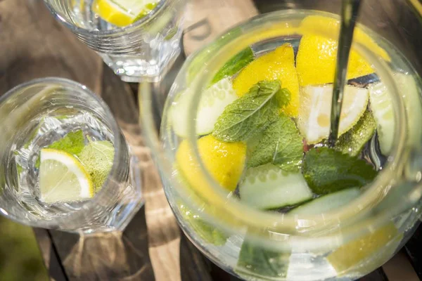 Agua Limón Con Pepino Menta Una Caja Madera Jardín — Foto de Stock