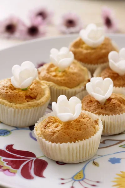 Muffins mit Zuckerblumen dekoriert — Stockfoto