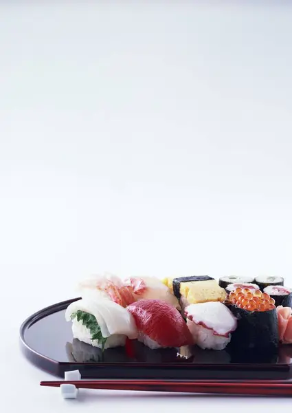 Sushi Maki et nigiri sur plateau — Photo