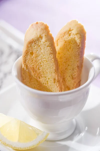 Vista Cerca Vainilla Biscotti Taza Blanca Cuña Limón — Foto de Stock