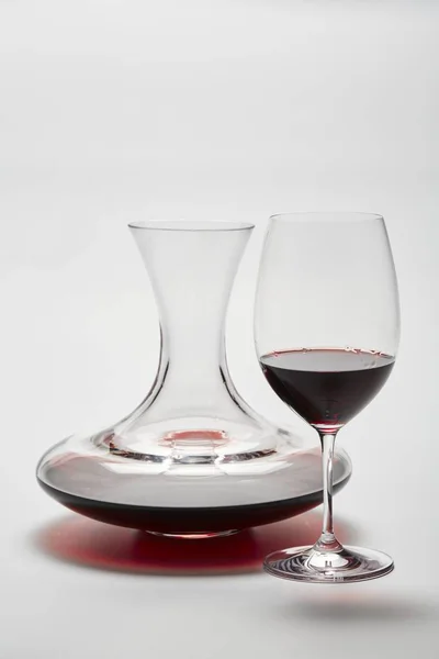 Carafe et un verre de vin rouge — Photo