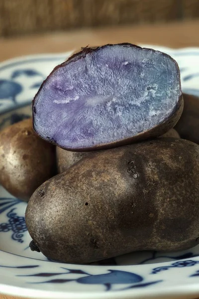 Gekochte Idaho Blaue Kartoffeln Auf Einem Teller — Stockfoto