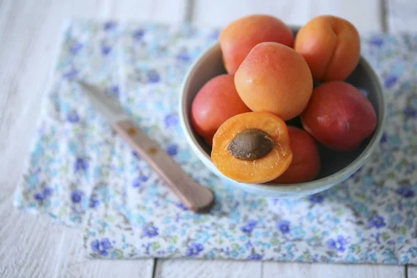 Fresh Apricots in bowl — Stock Photo, Image