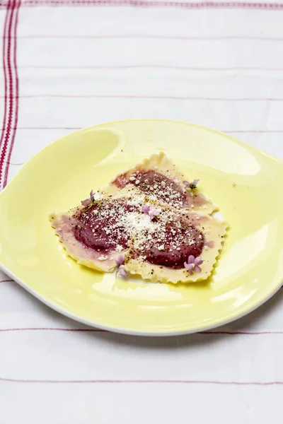 Pancar mantı makarna Parmesan ile — Stok fotoğraf