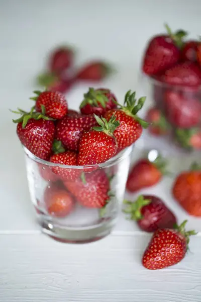 刚洗过的草莓 — 图库照片