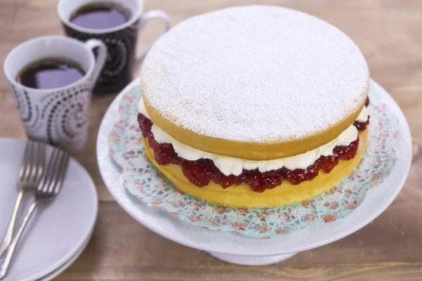 Pastel con relleno de crema y mermelada —  Fotos de Stock