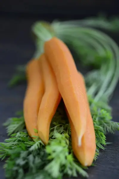 Peeled carrots with tops — Stock Photo, Image