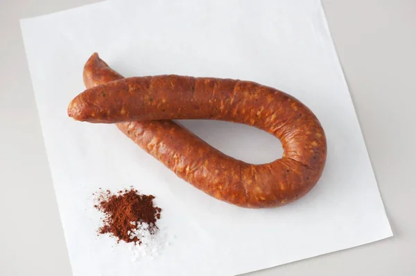 Vista Ravvicinata Della Salsiccia Linguica Carta Bianca Con Paprica Sale — Foto Stock