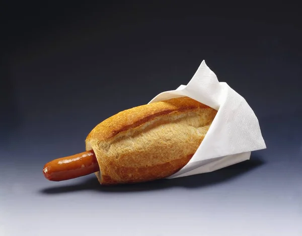 Hot dog s bílým ubrouskem — Stock fotografie