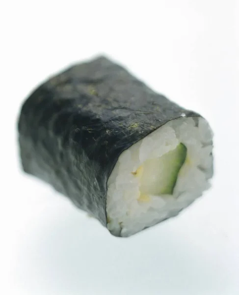 Jeden sushi maki z ogórkiem — Zdjęcie stockowe