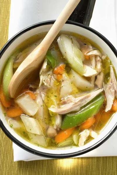 Sopa Frango Com Legumes Panela Sobre Superfície Branca — Fotografia de Stock