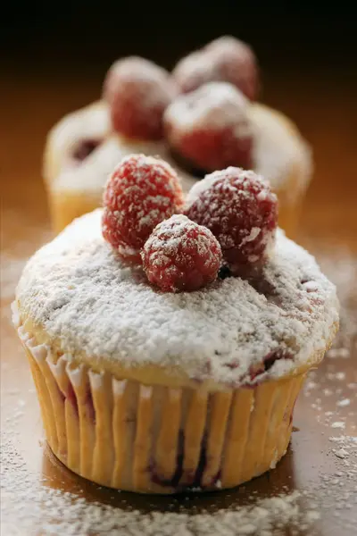 Raspberry muffins with icing sugar — Stock Photo, Image