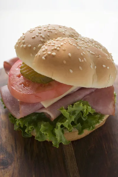 Tomate y pepinillo en rollo — Foto de Stock