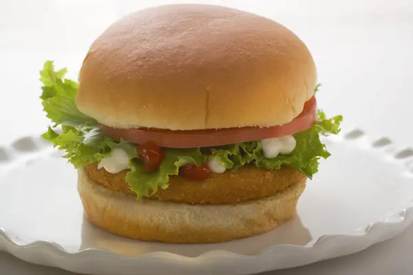 Hamburger di pollo con pomodoro — Foto Stock