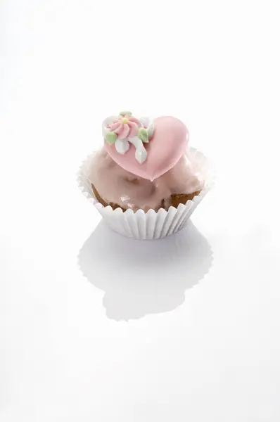 Cupcake with pink icing — Stock Photo, Image