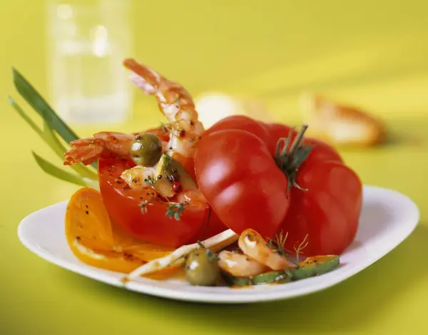 Tomaten gevuld met garnalen — Stockfoto