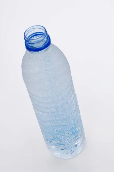 Close Beeld Van Geopende Fles Water Witte Ondergrond — Stockfoto