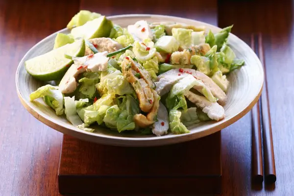 Green salad with turkey breast and lime — Stock Photo, Image