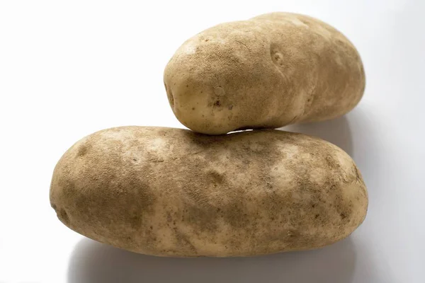 Two raw potatoes — Stock Photo, Image