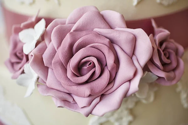 Κέικ διακοσμημένο με τριαντάφυλλα αμυγδαλόπαστα — Φωτογραφία Αρχείου