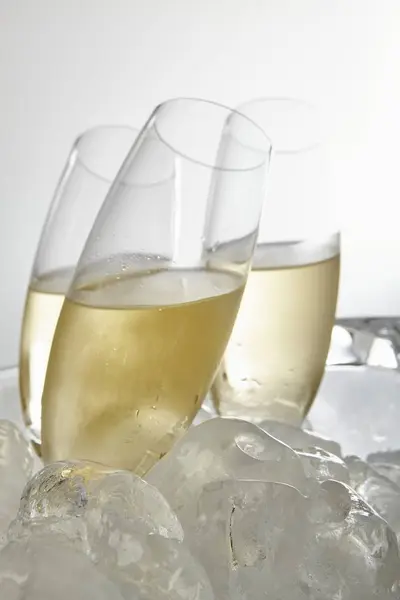 Nahaufnahme Von Proseccogläsern Umgeben Von Eiswürfeln — Stockfoto