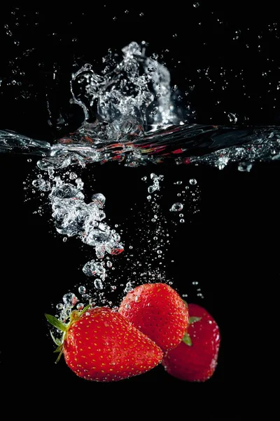 落在水中的草莓 — 图库照片