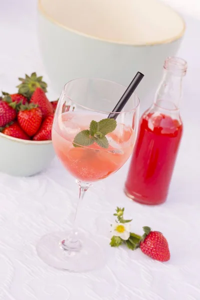 Champagner mit Eis und Rhabarber und Erdbeersirup — Stockfoto