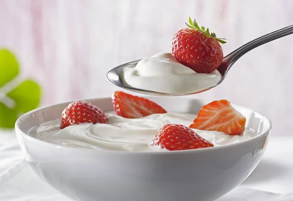 Йогурт зі свіжою полуницею — стокове фото