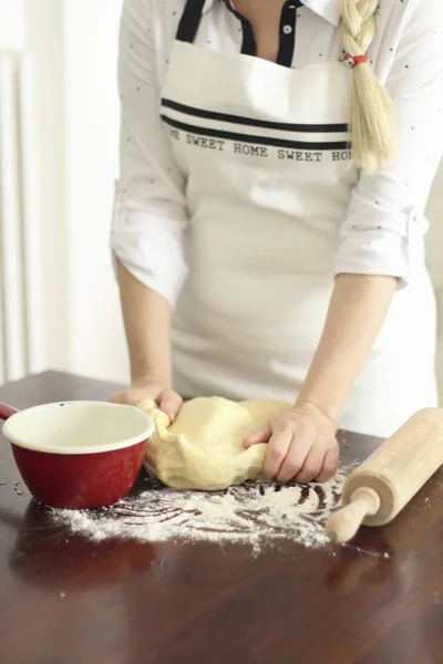 Kvinna Knåda Deg Mjölat Counter — Stockfoto