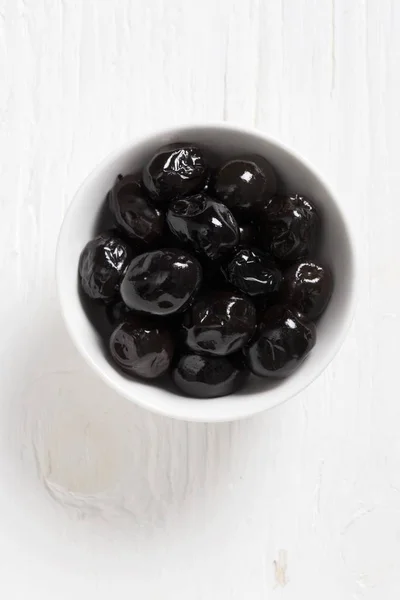 Aceitunas negras en tazón —  Fotos de Stock