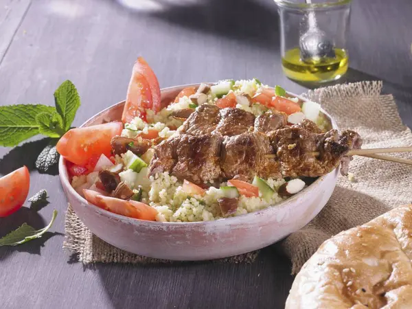 Couscous tabbouleh med kött — Stockfoto
