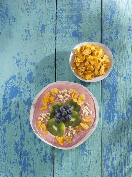 Strawberry yoghurt smoothie bowl — Stockfoto