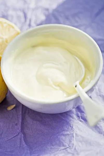 Лимонный йогурт на столе — стоковое фото