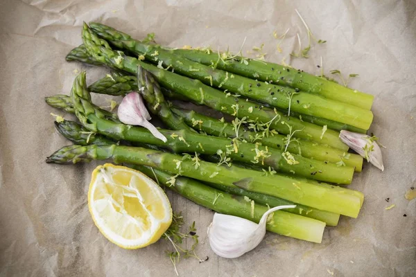 Asparagus salad with lemon and garlic — Stock Photo, Image