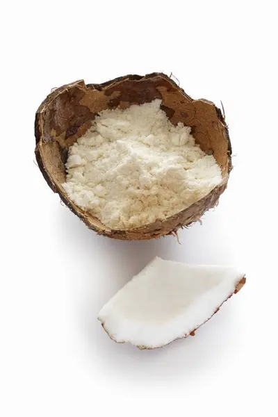 Farine de noix de coco en coque de coco — Photo