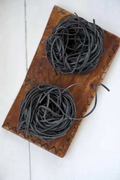 Ninhos de macarrão feitos de macarrão sépia preto — Fotografia de Stock