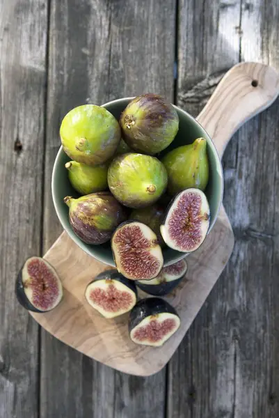 Higos frescos con rodajas en un tazón — Foto de Stock