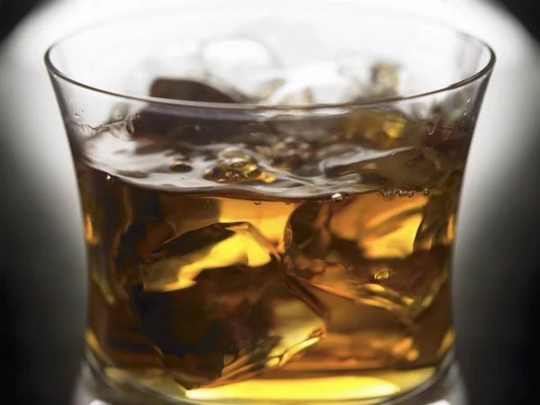 Nærbillede Bourbon Med Isterninger Glas - Stock-foto